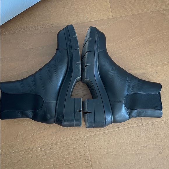 Stuart Weitzman Norah Lug Sole Chelsea Boots - Picture 9 of 16
